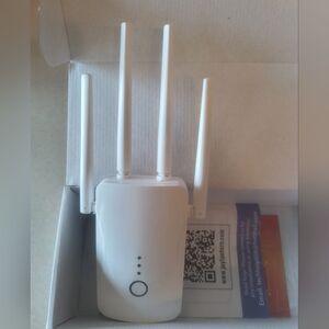 White Wi‑Fi Range Extender with Four Antennas
